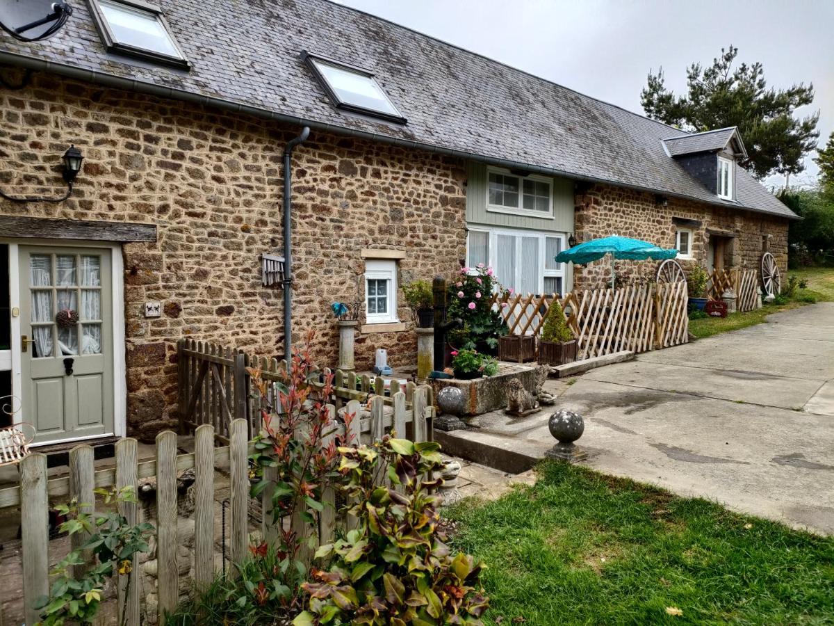 Appartement Les Petits Champs à Buais-les-Monts Extérieur photo