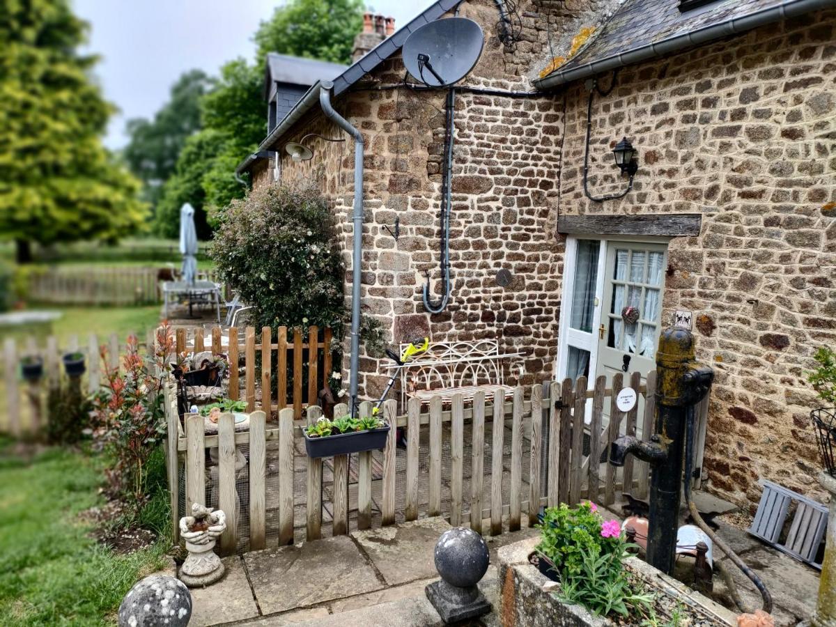Appartement Les Petits Champs à Buais-les-Monts Extérieur photo