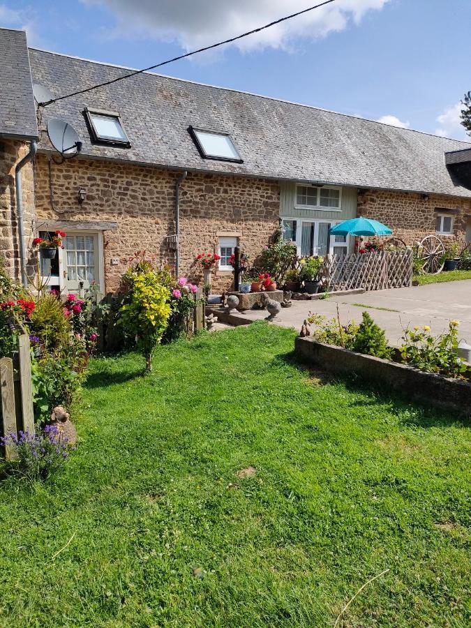 Appartement Les Petits Champs à Buais-les-Monts Extérieur photo